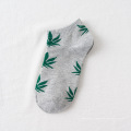 Ventilation de refroidissement personnalisée entièrement coton Nouveaux hommes de conception de feuilles d&#39;érable peuvent être des chaussettes de navire personnalisées en masse